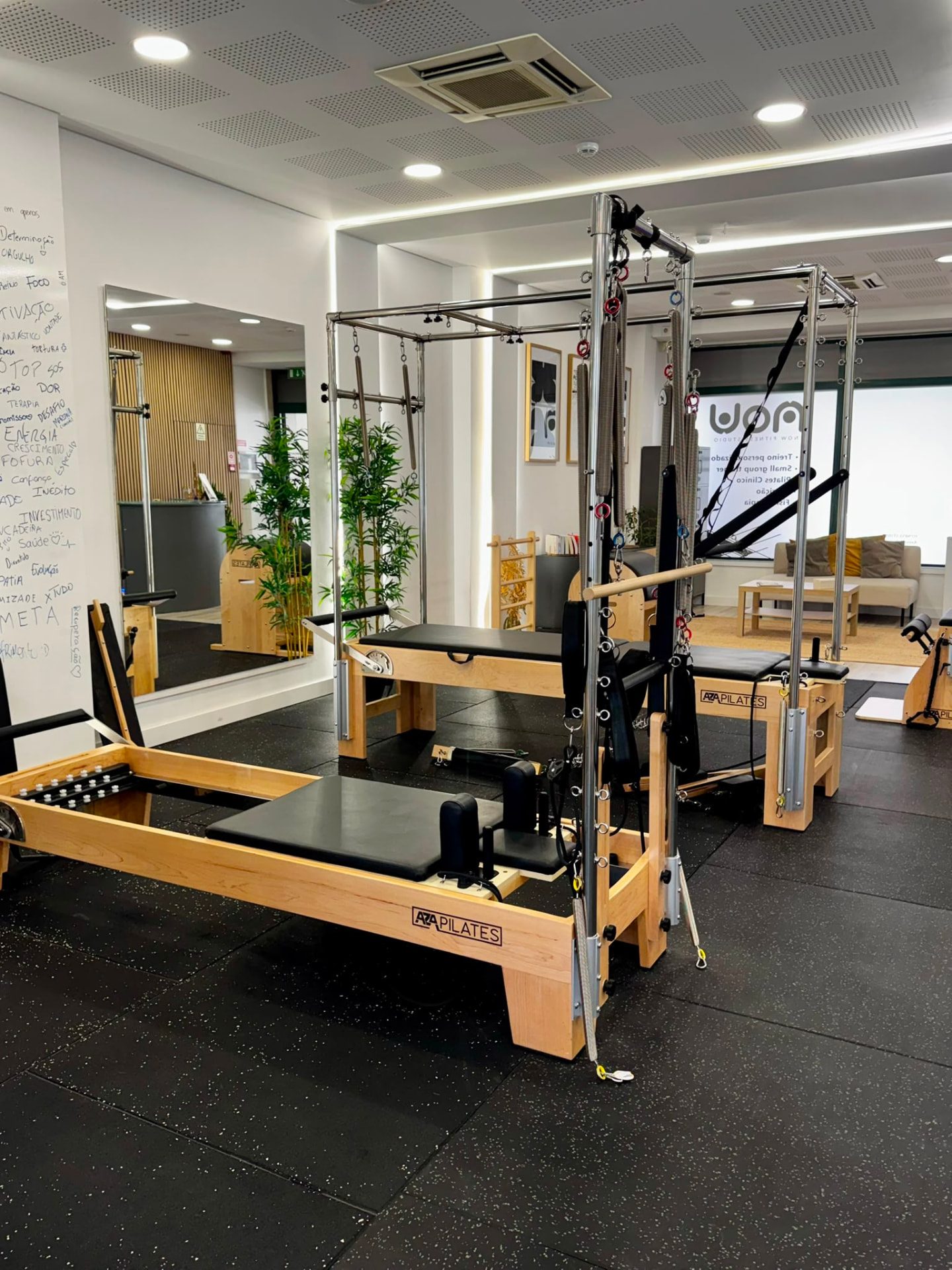 Reformer e cadillac no estúdio de Pilates de Equipamentos