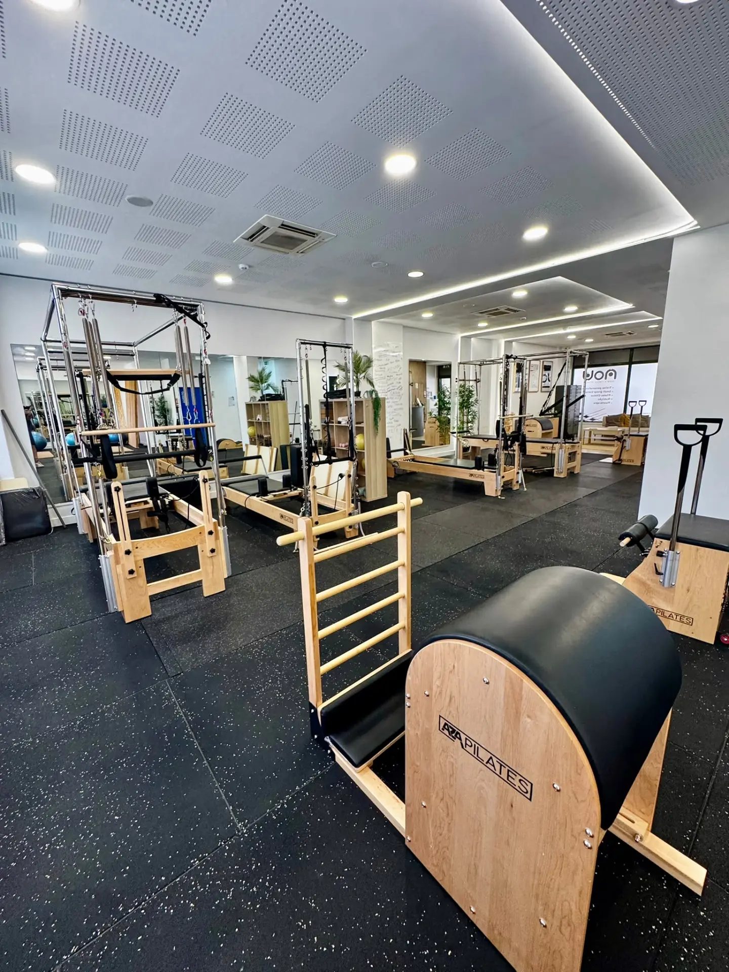 Estúdio de Pilates de Equipamentos com reformers e cadillacs