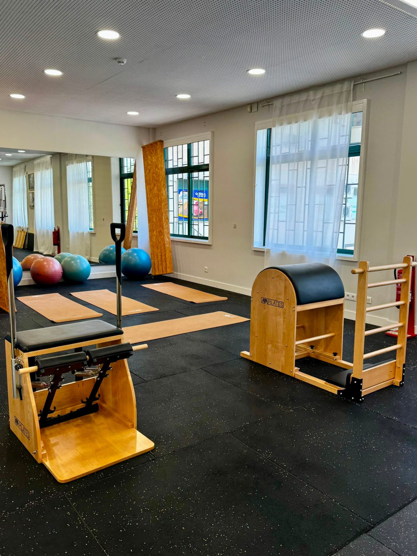 Estúdio de Pilates de Equipamentos com equipamento de madeira