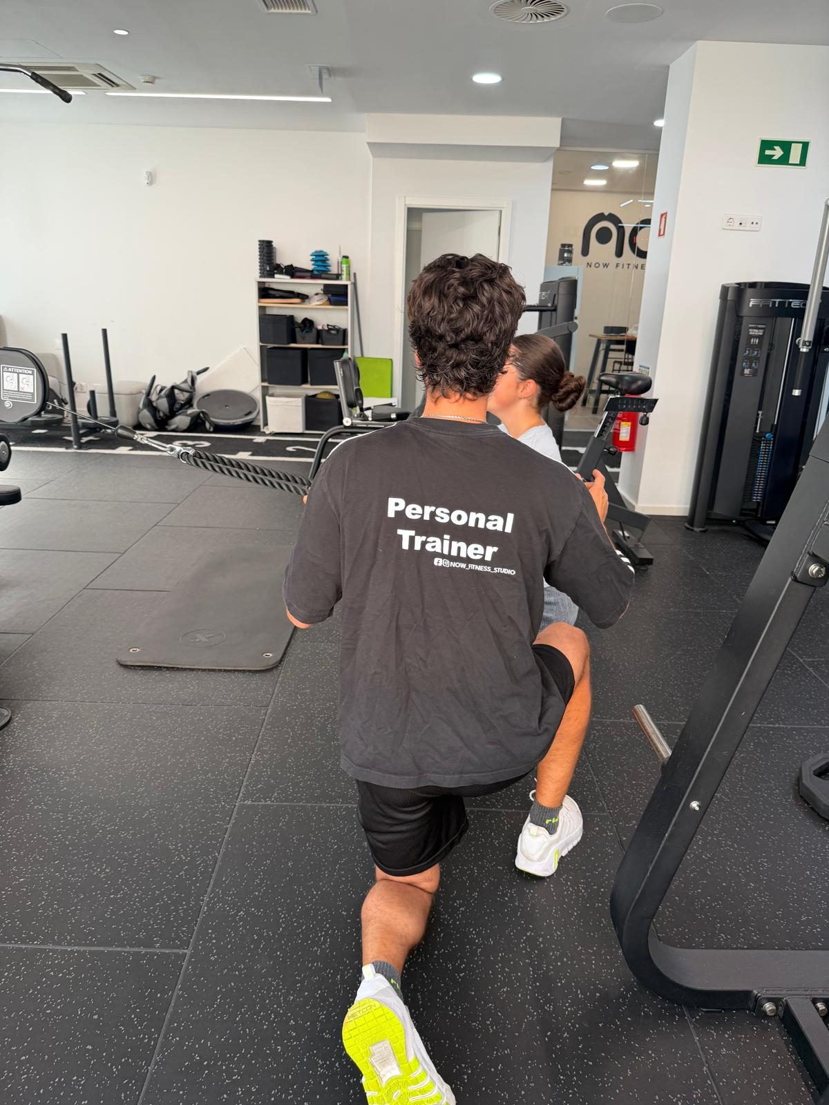 Personal trainer a acompanhar um treino no NOW